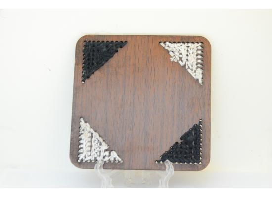 كوسترات من الخشب المطرز للكاسات وأكواب الشاي أو القهوة 